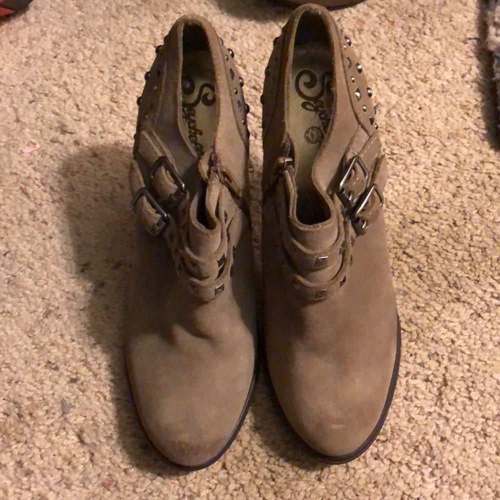 Seychelles tan heels